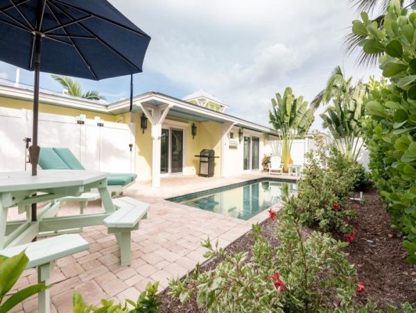 Charming Anna Maria 2 Bedroom Rental with Private Pool
