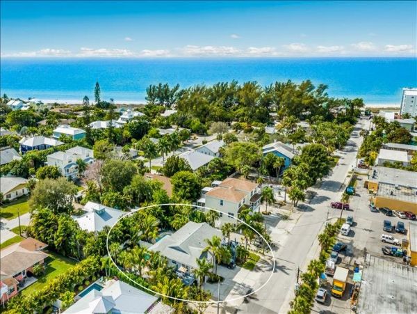 Holmes Beach Duplex Rent one or Both Sides.