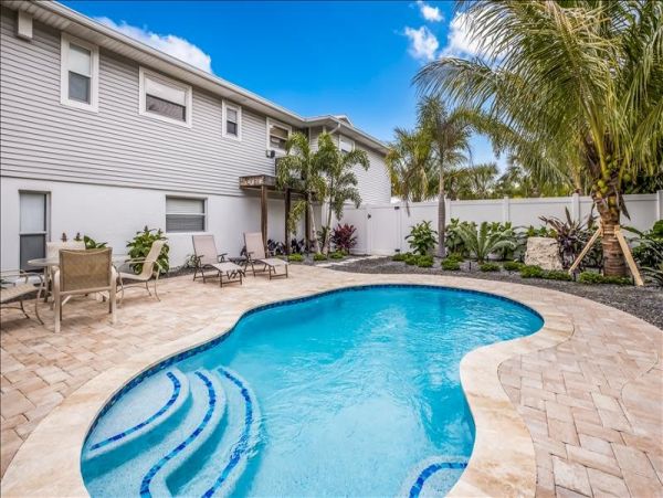 Holmes Beach Duplex Rent one or Both Sides.