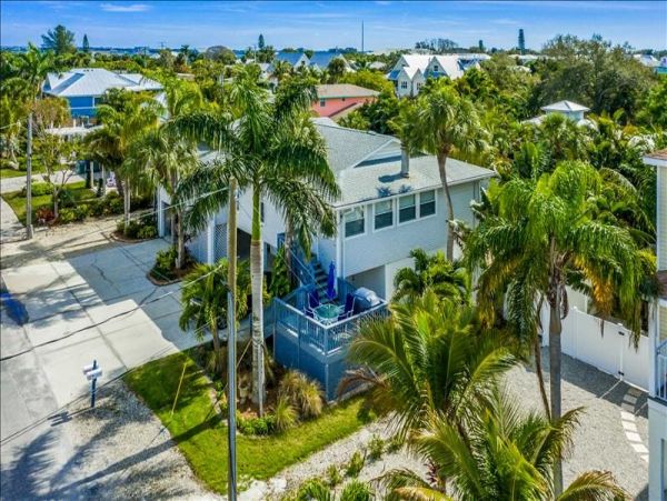 Holmes Beach Duplex Rent one or Both Sides.