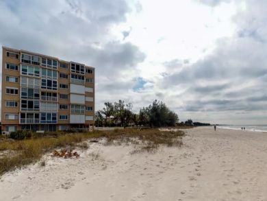 Holmes Beach Vacation Condo Sleeps Four Guests.