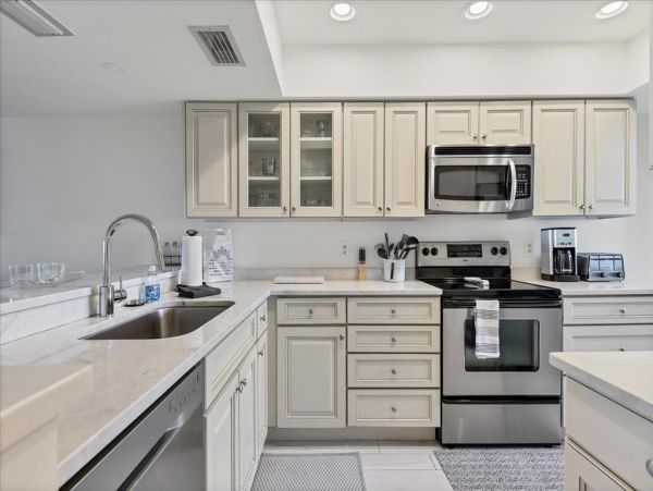 Bay Front Vacation Condo in Boca Grande Sleeps Six Guests
