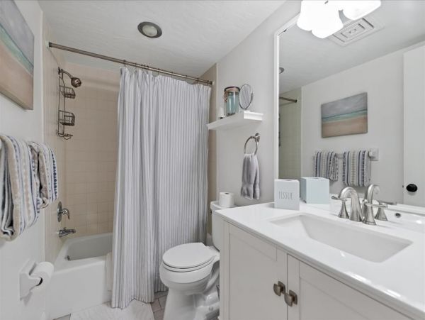 Bay Front Vacation Condo in Boca Grande Sleeps Six Guests