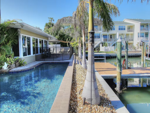 Indian Rocks Relaxing Waterfront Home with Dock