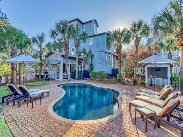 Beautiful 4 Bedroom Home Sleeps 15 Guests with Private Pool