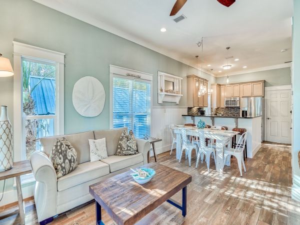 Beautiful 4 Bedroom Home Sleeps 15 Guests with Private Pool