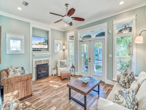 Beautiful 4 Bedroom Home Sleeps 15 Guests with Private Pool