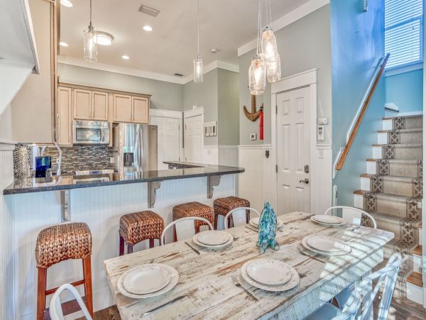 Beautiful 4 Bedroom Home Sleeps 15 Guests with Private Pool