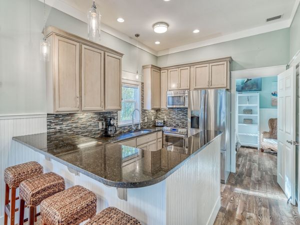Beautiful 4 Bedroom Home Sleeps 15 Guests with Private Pool