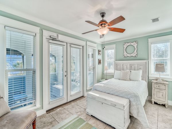 Beautiful 4 Bedroom Home Sleeps 15 Guests with Private Pool
