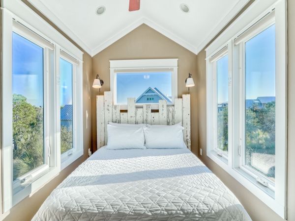 Beautiful 4 Bedroom Home Sleeps 15 Guests with Private Pool