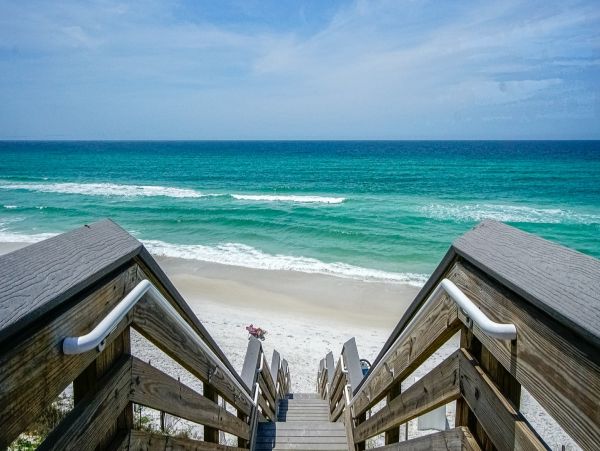 Beautiful 4 Bedroom Home Sleeps 15 Guests with Private Pool