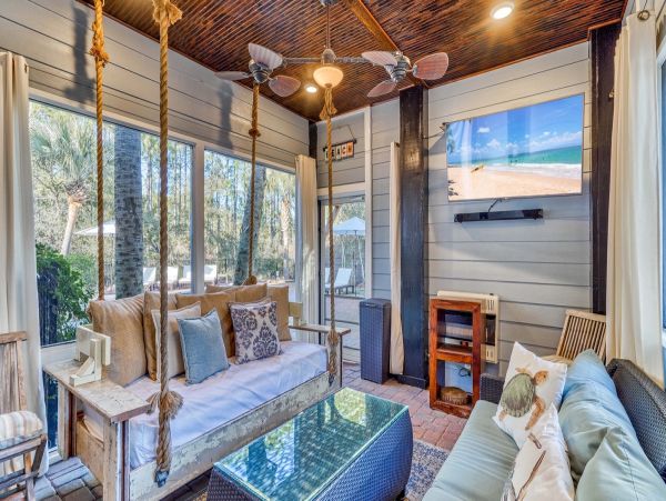 Beautiful 4 Bedroom Home Sleeps 15 Guests with Private Pool
