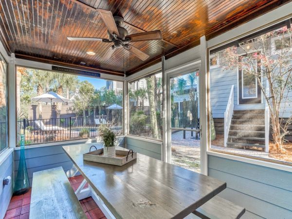 Beautiful 4 Bedroom Home Sleeps 15 Guests with Private Pool