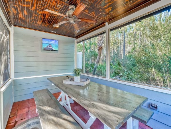 Beautiful 4 Bedroom Home Sleeps 15 Guests with Private Pool