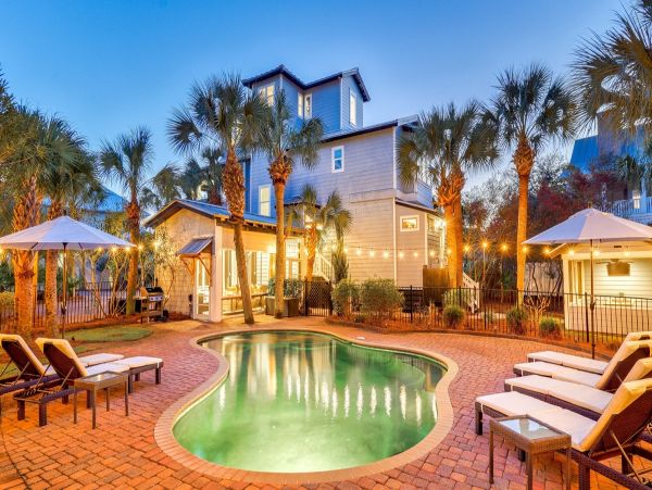 Beautiful 4 Bedroom Home Sleeps 15 Guests with Private Pool