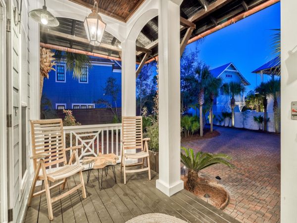 Beautiful 4 Bedroom Home Sleeps 15 Guests with Private Pool