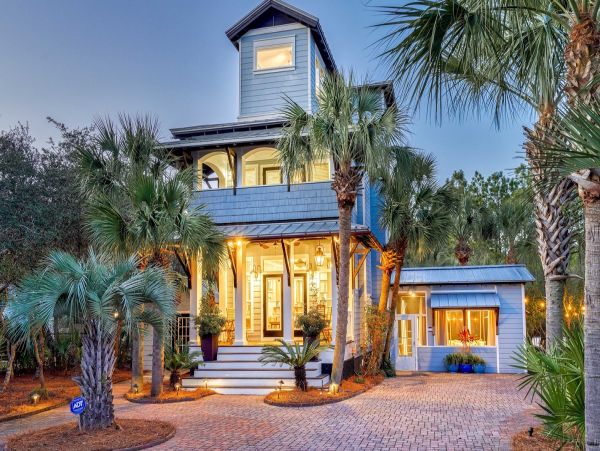 Beautiful 4 Bedroom Home Sleeps 15 Guests with Private Pool