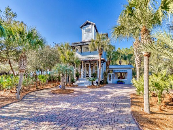 Beautiful 4 Bedroom Home Sleeps 15 Guests with Private Pool