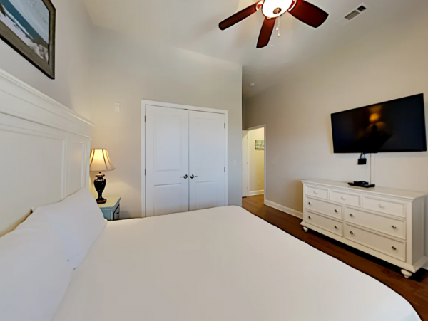 Two Bedroom Vacation Condo Sleeps 6 Short Walk to Beach