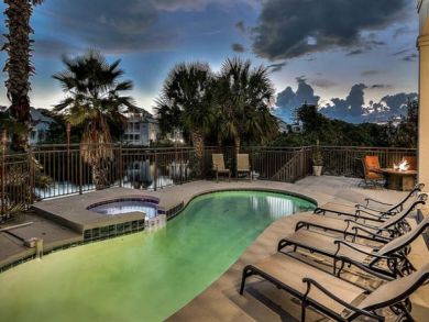 Luxury Home Overlooking Lake Destiny 5 Min Walk to Beaches