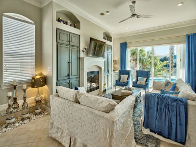 Luxury Home Overlooking Lake Destiny 5 Min Walk to Beaches