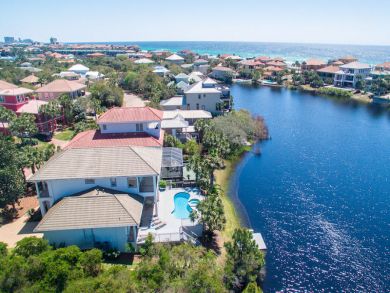 Luxury Home Overlooking Lake Destiny 5 Min Walk to Beaches
