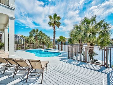 Luxury Home Overlooking Lake Destiny 5 Min Walk to Beaches