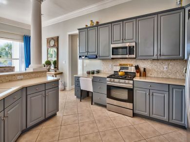 Luxury Home Overlooking Lake Destiny 5 Min Walk to Beaches