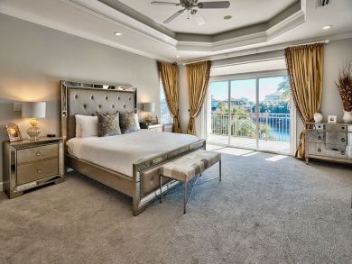 Luxury Home Overlooking Lake Destiny 5 Min Walk to Beaches