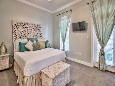 Luxury Home Overlooking Lake Destiny 5 Min Walk to Beaches