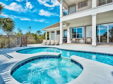 Luxury Home Overlooking Lake Destiny 5 Min Walk to Beaches