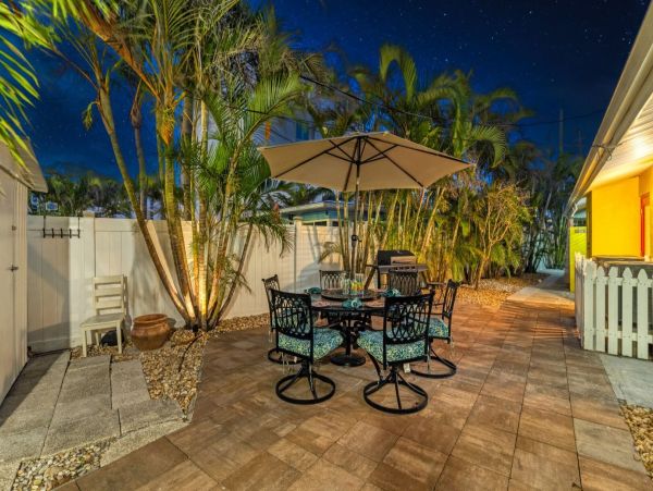 Luxury Siesta Key Vacation Rental - Walk to Beach & Pool Access