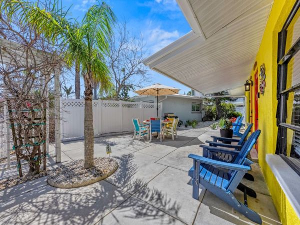 Luxury Siesta Key Vacation Rental - Walk to Beach & Pool Access
