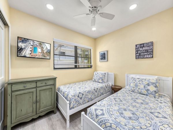 Luxury Siesta Key Vacation Rental - Walk to Beach & Pool Access