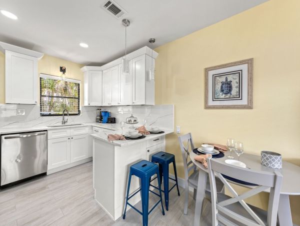 Luxury Siesta Key Vacation Rental - Walk to Beach & Pool Access