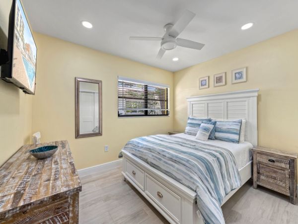 Luxury Siesta Key Vacation Rental - Walk to Beach & Pool Access