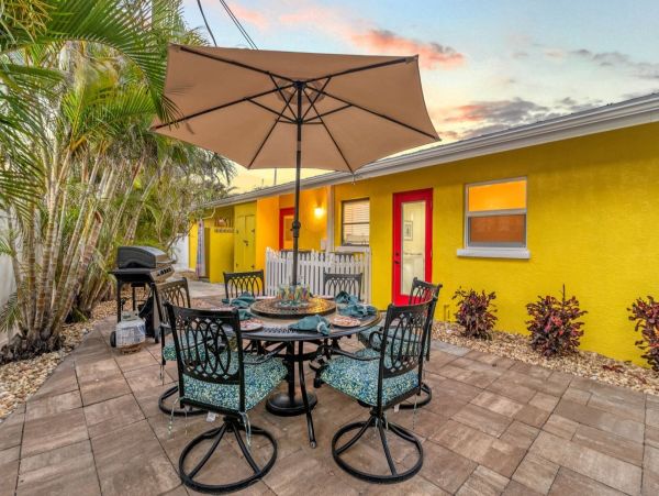 Luxury Siesta Key Vacation Rental - Walk to Beach & Pool Access