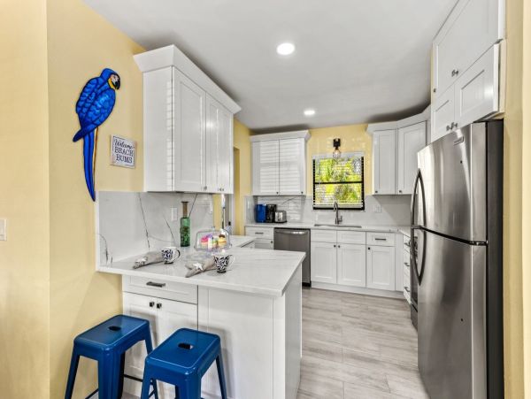 Luxury Siesta Key Vacation Rental - Walk to Beach & Pool Access
