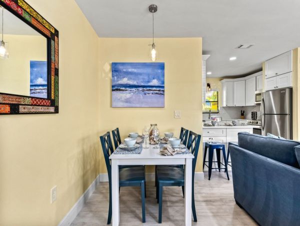 Luxury Siesta Key Vacation Rental - Walk to Beach & Pool Access