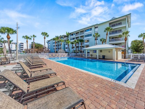 Luxury Siesta Key Vacation Rental - Walk to Beach & Pool Access