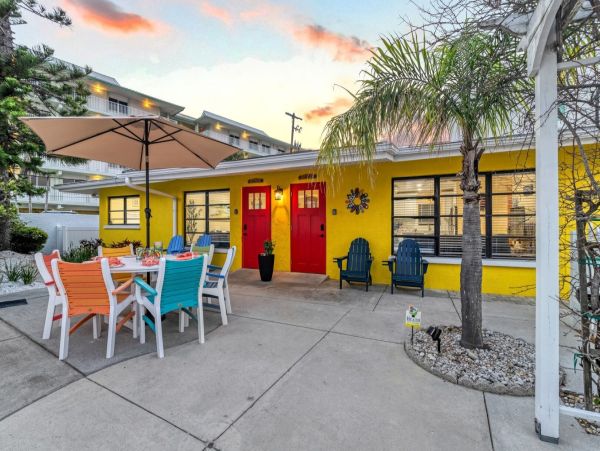 Luxury Siesta Key Vacation Rental - Walk to Beach & Pool Access