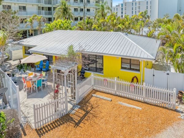 Luxury Siesta Key Vacation Rental - Walk to Beach & Pool Access