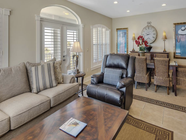 Fantastic Fourth Floor Villa Stroll To Beach
