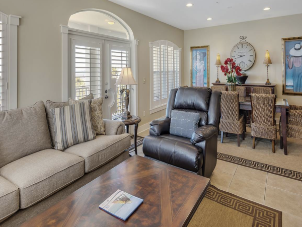 Fantastic Fourth Floor Villa Stroll To Beach