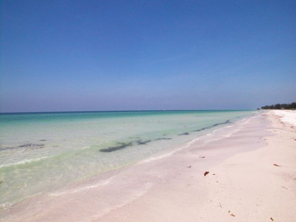 Holmes Beach 2 Bedroom Condo Just 30 Seconds Walk To Beach