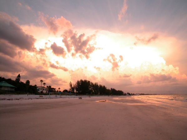 Holmes Beach 2 Bedroom Condo Just 30 Seconds Walk To Beach