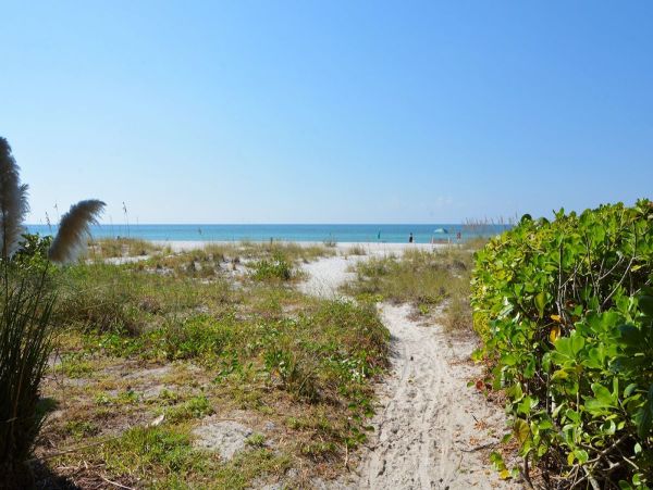 Holmes Beach 2 Bedroom Condo Just 30 Seconds Walk To Beach
