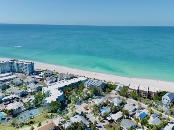 Holmes Beach 2 Bedroom Condo Just 30 Seconds Walk To Beach