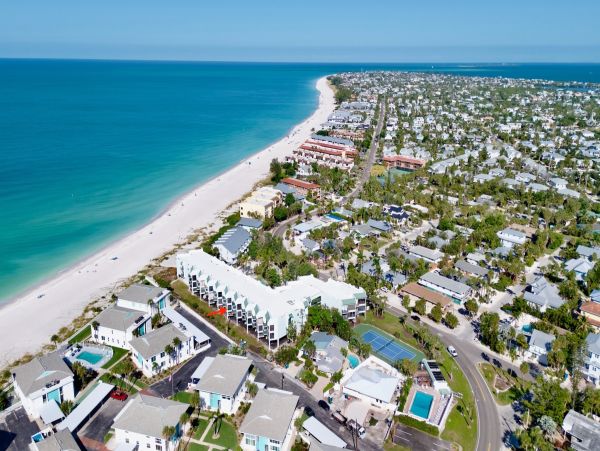 Holmes Beach 2 Bedroom Condo Just 30 Seconds Walk To Beach